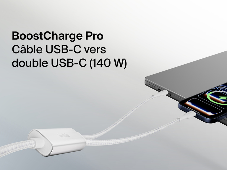 Image du c&acirc;ble &agrave; gaine tress&eacute;e Belkin BoostCharge&nbsp;Pro USB-C vers double USB-C offrant jusqu'&agrave; 140&nbsp;W de recharge rapide et simultan&eacute;e sur un smartphone et un ordinateur portable.